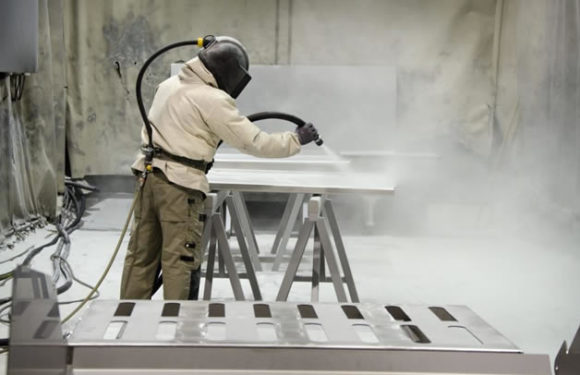 How does a sand blasting machine work?